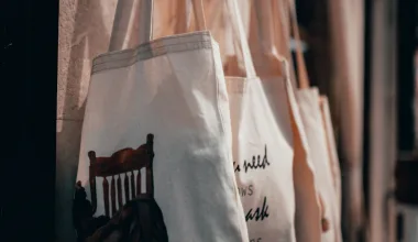 Borse di stoffa con stampe assortite appese a uno scaffale