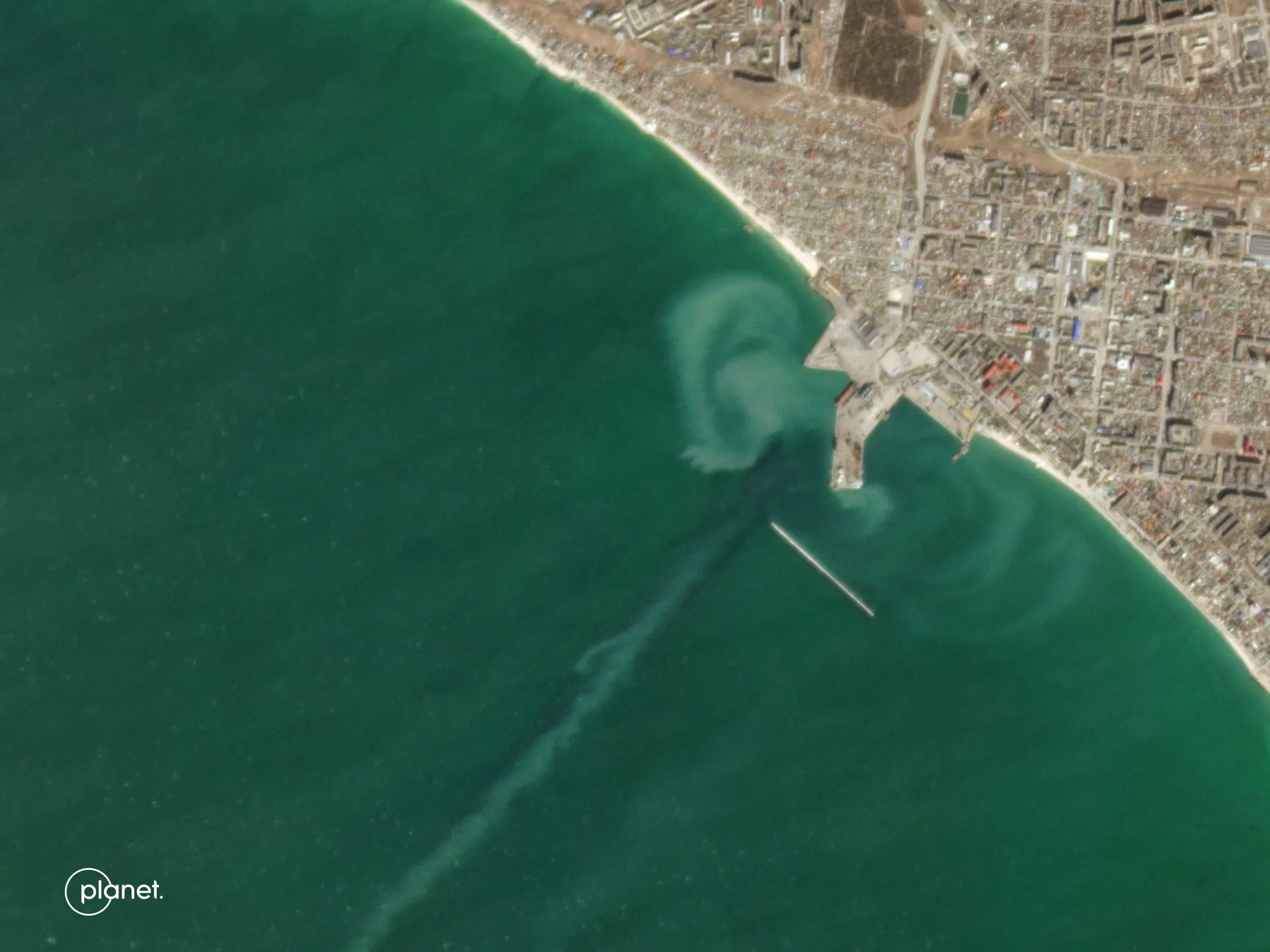 Satellietbeelden van de haven van Berdiansk in Oekraïne vóór de brand
