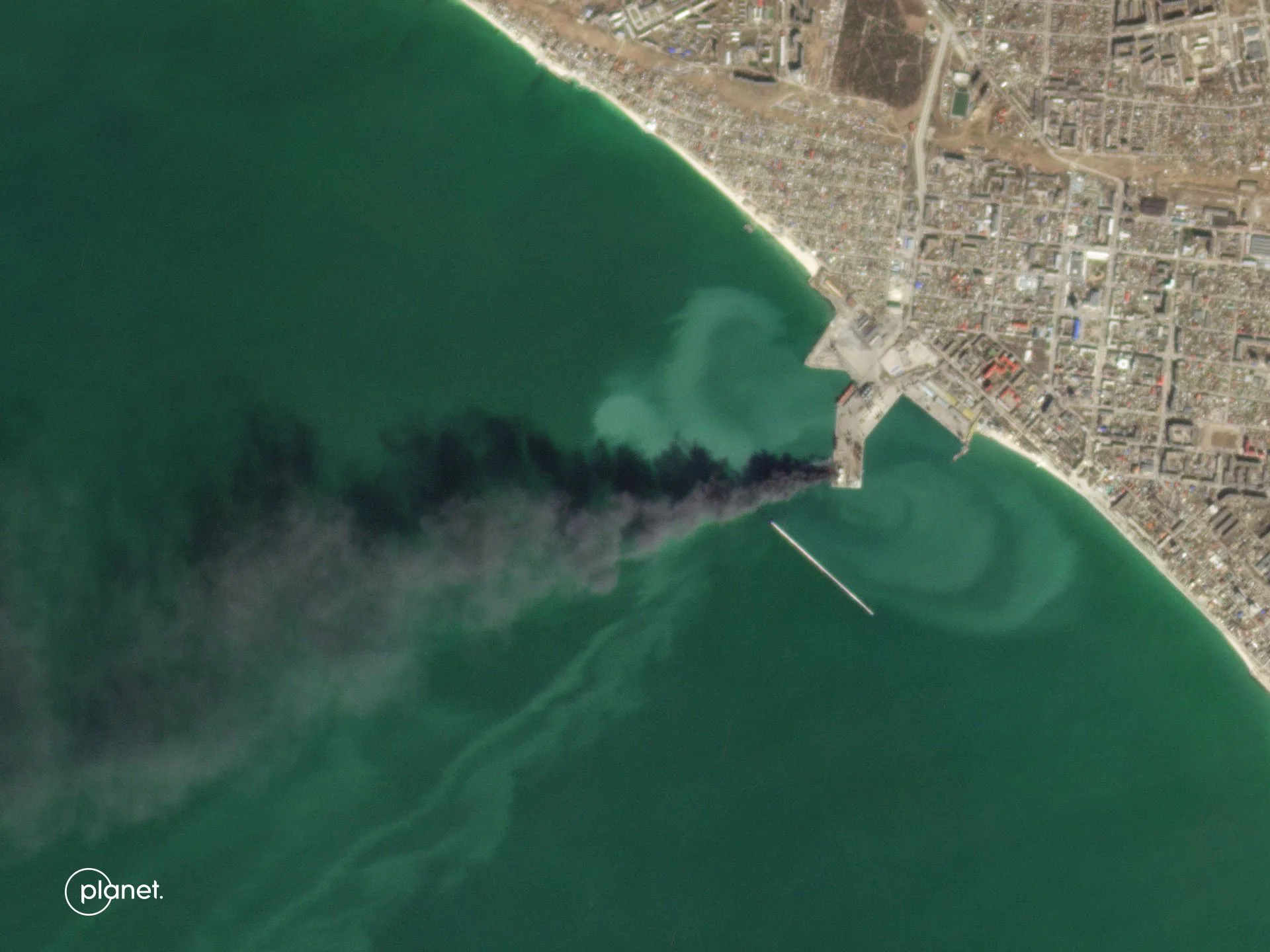Immagine satellitare che mostra il porto di Berdinask in Ucraina dopo l'incendio