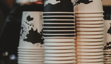 A fotografia mostra copos de papel empilhados.