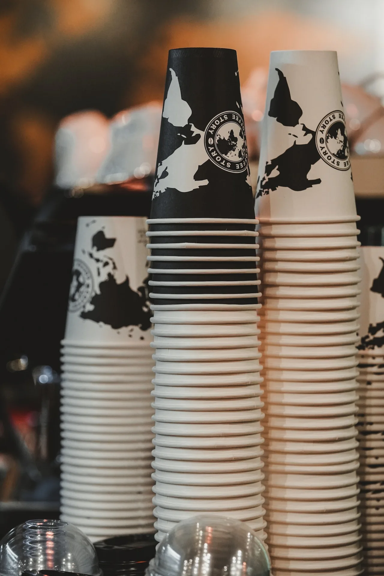 Au tour des tasses à café jetables d'être taxées ou même bannies?, L'ennemi plastique