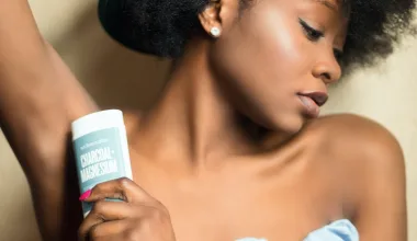 A fotografia mostra uma mulher a segurar um desodorizante em stick