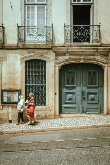 Una foto mostra due persone che camminano in una strada di Lisbona, in Portogallo
