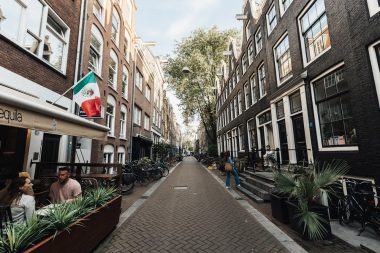 A imagem mostra um beco típico em Amesterdão, Países Baixos