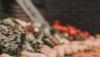 Fotografia mostra legumes expostos num mercado de rua em Amesterdão, nos Países Baixos
