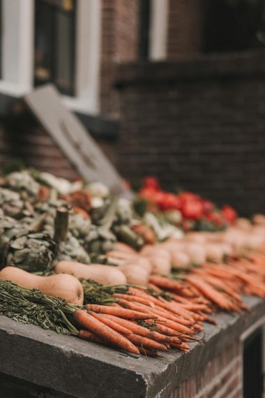 Fotografia mostra legumes expostos num mercado de rua em Amesterdão, nos Países Baixos