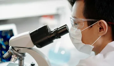 La imagen muestra a un científico investigando