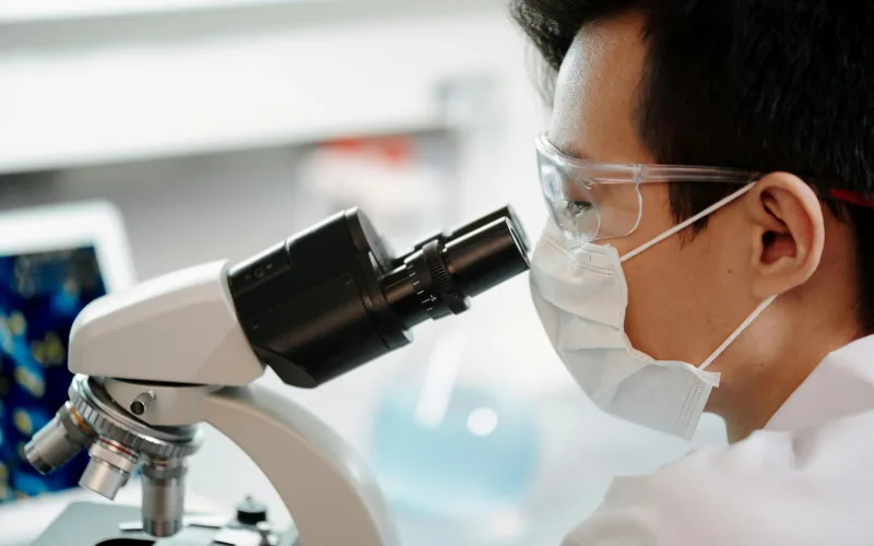 Afbeelding van een wetenschapper die onderzoek doet