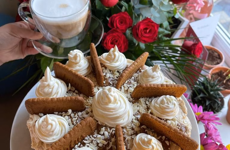 Foto de um cheesecake caseiro Biscoff vegan