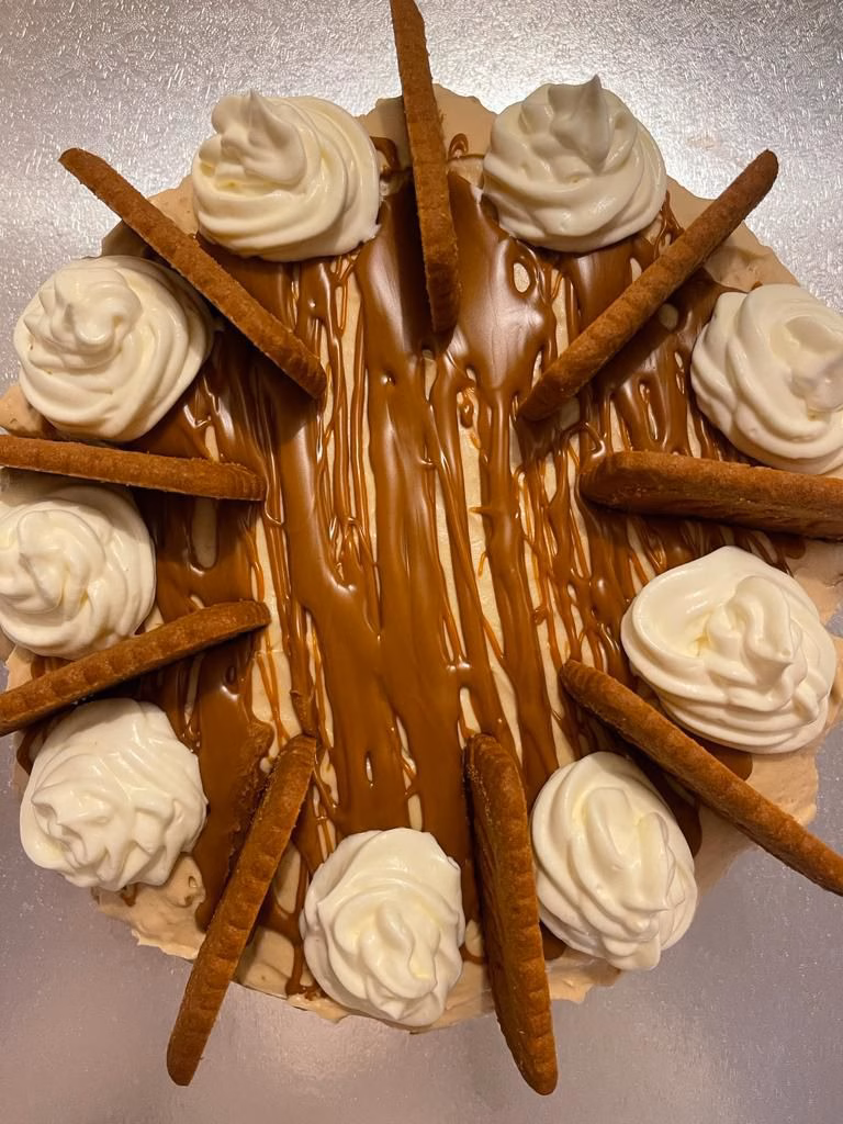 Foto della cheesecake vegana ai biscoff fatta in casa.